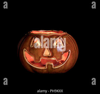 Glühende scary pumpkin Dekoration auf schwarzem Hintergrund Stockfoto