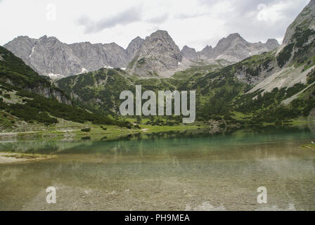 Mountain Lake namens Seebensee, Tirol, Oesterreich Stockfoto