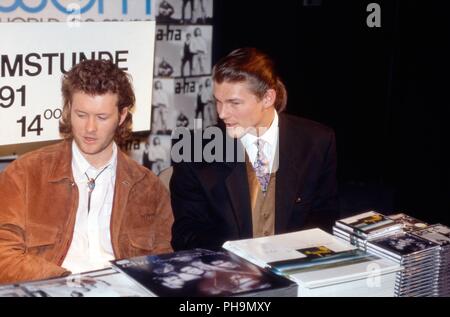 Magne Furuholmen und Morten Harket' von 'a-ha', norwegische Popgruppe, bei der Pressekonferenz zur Tour: Hier sind wir in Hamburg, Deutschland 1991. Mag Stockfoto