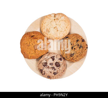 Vielzahl von Cookies in Bambus Platte auf weißem Hintergrund Stockfoto
