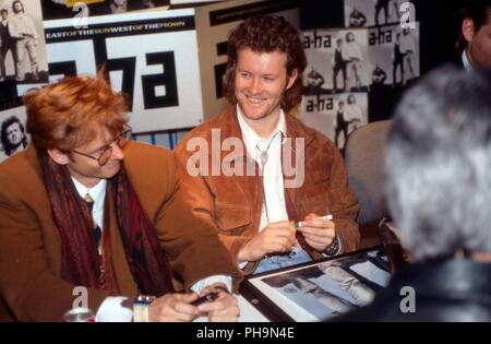 Pal Waaktaar Savoy und Magne Furuholmen' von 'a-ha', norwegische Popgruppe, bei der Pressekonferenz zur Tour: Hier sind wir in Hamburg, Deutschland 1991 Stockfoto