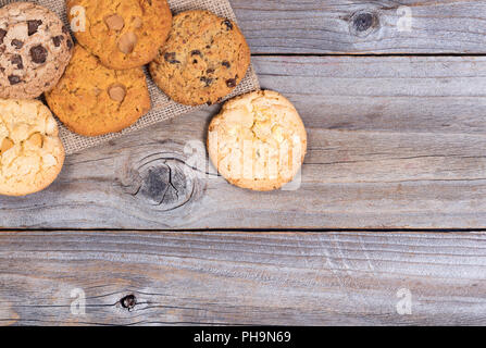 Vielzahl von gebackenen Cookies auf Serviette bereit zu essen Stockfoto