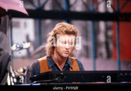 Magne Furuholmen' von 'a-ha', norwegische Popgruppe, beim Auftritt bei 'Wetten dass' in Saarbücken, Deutschland 1990. Magne Furuholmen der Norwegischen pop Stockfoto