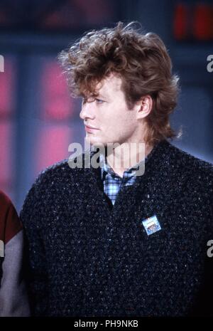 Magne Furuholmen' von 'a-ha', norwegische Popgruppe, beim Auftritt bei 'Mensch Meier' in Köln, Deutschland 1990. Magne Furuholmen der norwegischen Popband Stockfoto