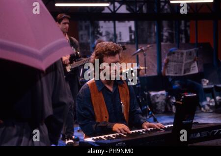 Magne Furuholmen' von 'a-ha', norwegische Popgruppe, beim Auftritt bei 'Wetten dass' in Saarbücken, Deutschland 1990. Magne Furuholmen der Norwegischen pop Stockfoto