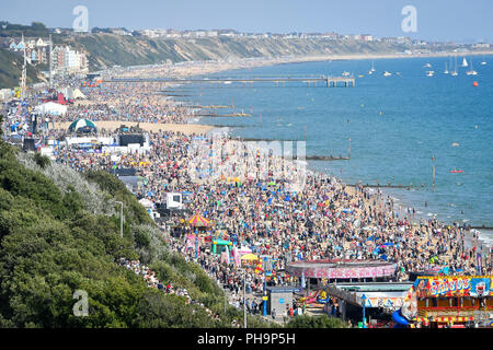 Tausende strömen zum Strand von Bournemouth während der jährlichen Luft Tag als Temperaturen beginnen über Teile von Großbritannien in der Zeit für das Wochenende zu klettern. Stockfoto