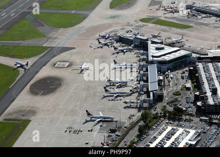 Luftaufnahme von Terminal 3 auf dem Flughafen Manchester mit 6 Ryanair & 1 Flybe Flugzeuge bis geparkt Stockfoto