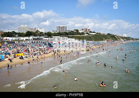 Tausende strömen zum Strand von Bournemouth während der jährlichen Luft Tag als Temperaturen beginnen über Teile von Großbritannien in der Zeit für das Wochenende zu klettern. Stockfoto