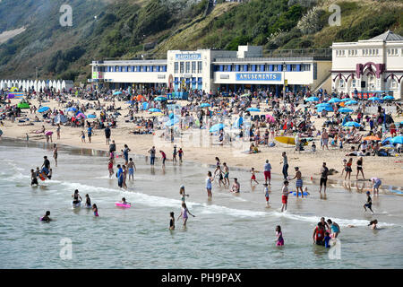 Tausende strömen zum Strand von Bournemouth während der jährlichen Luft Tag als Temperaturen beginnen über Teile von Großbritannien in der Zeit für das Wochenende zu klettern. Stockfoto