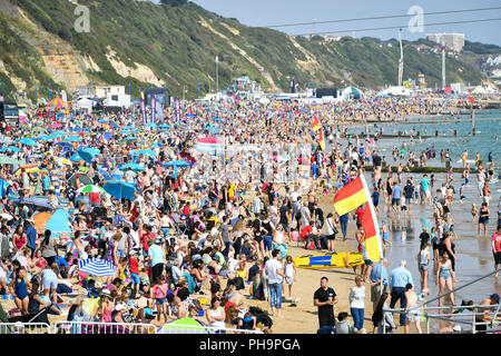 Tausende strömen zum Strand von Bournemouth während der jährlichen Luft Tag als Temperaturen beginnen über Teile von Großbritannien in der Zeit für das Wochenende zu klettern. Stockfoto