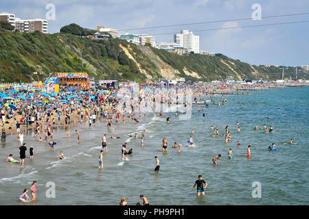 Tausende strömen zum Strand von Bournemouth während der jährlichen Luft Tag als Temperaturen beginnen über Teile von Großbritannien in der Zeit für das Wochenende zu klettern. Stockfoto