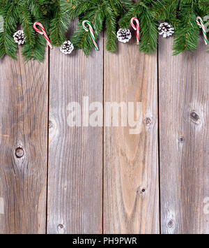 Weihnachten Urlaub Holz- Hintergrund mit Tannenzweigen und Zuckerstangen Stockfoto