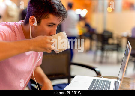 Mischlinge studen Kaffee trinken während der Arbeit am Computer Laptop Stockfoto