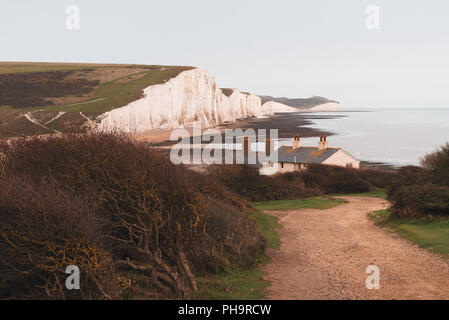 Sieben Schwestern berühmten Klippen und Straße auf die Coast Guard Cottages, Eastbourne, East Sussex, England Stockfoto