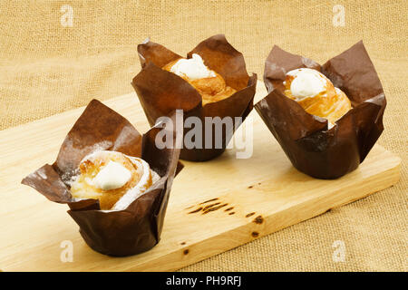 Cruffin Crème Brûlée auf einem Holzbrett Stockfoto