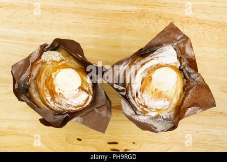 Cruffin Crème Brûlée auf einem Holztisch Stockfoto