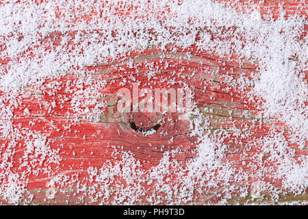 Snowy rustikal rot Holzbretter Stockfoto