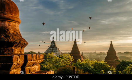 Heißluftballons über Alt Bagan Tempel bei Sonnenaufgang, Myanmar Birma Stockfoto