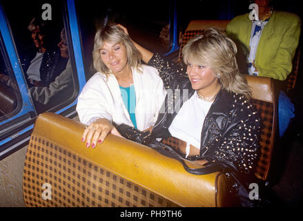 Samantha Fox mit Mutter Carol Fuchs am 01.09.1986 in Verona. | Verwendung weltweit Stockfoto