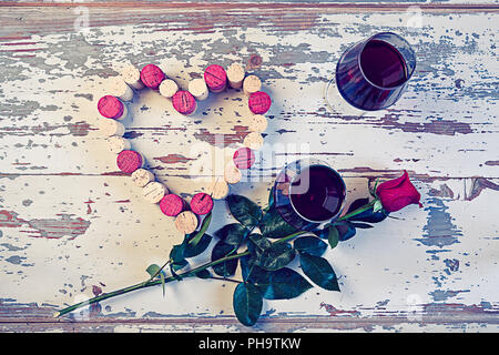 Zwei Gläser Rotwein und ein Herz mit Korken Stockfoto