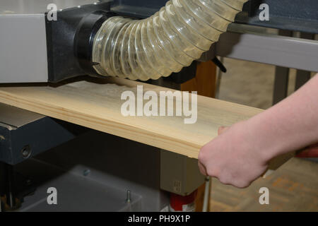 Tischler Hobeln Holz- Board an einer hobelmaschine - close-up Stockfoto