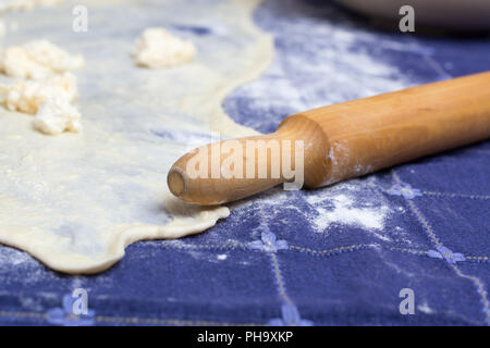 Hausgemachte griescreme oder Strudel Teig mit Käse und Rolling Pin Stockfoto