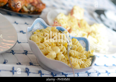 Nudelsalat mit Käse auf dem Tisch Stockfoto