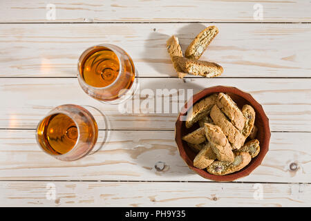 Italienische cantucci Kekse und zwei Gläser Wein vin santo Stockfoto