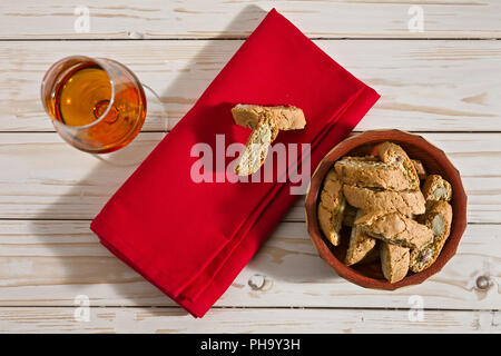 Italienische cantucci Kekse und ein Glas vin santo Wein Stockfoto