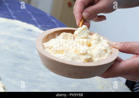 Herstellung von hausgemachten Käse Kuchen oder andere Backwaren. Stockfoto