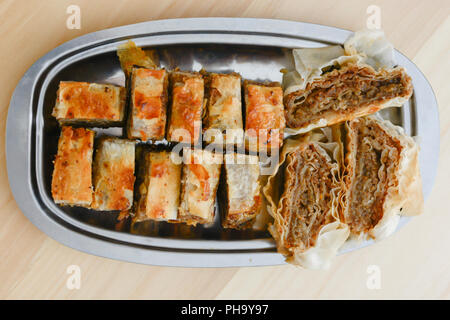 Traditionelle serbische Kuchen baklava auf Metall Platte angeordnet sind. Stockfoto