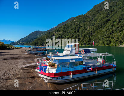 Boote auf dem Todos Los Santos See, Petrohue, Llanquihue Provinz, Los Lagos Region, Chile, Südamerika Stockfoto