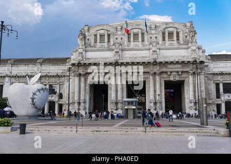 Mailand Bahnhof Fassade mit Kunstwerken des Reintegraded Apple Skulptur außerhalb Milano Centrale an der Piazza Duca dAosta, Mailand, Lombardei, Italien