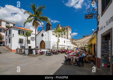 Blick auf die Altstadt Restaurants auf sonniger Frühlingstag, Funchal, Madeira, Portugal, Europa Stockfoto