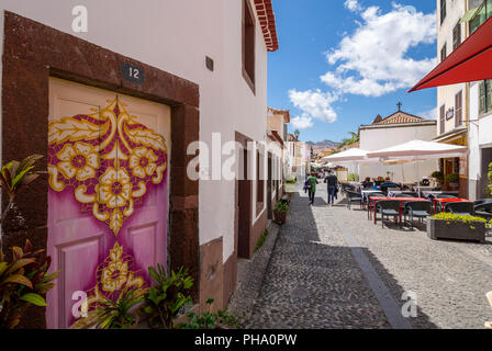 Blick auf die Straße und wunderschön Tür gemalt, Funchal, Madeira, Portugal, Europa Stockfoto