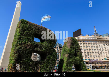 BA in Formschnitt, Obelisco iconic Monument und Flagge, Plaza de la Republica, Congreso und Tribunales, Buenos Aires, Argentinien, Südamerika Stockfoto