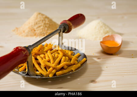 Passatelli original italienische Pasta auf dem Werkzeug Stockfoto