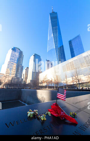 Gedenktafel an der South Pool Brunnen, das One World Trade Center, Lower Manhattan, New York City, Vereinigte Staaten von Amerika, Nordamerika Stockfoto