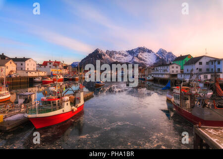 Hafen- und Fischerdorf Reine, Lofoten, Nordland, Norwegen, Europa Stockfoto