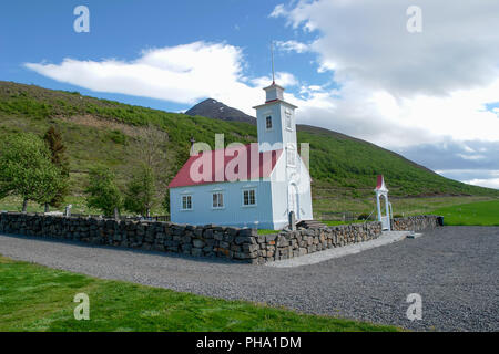 Kleine Kirche aus Holz mit rotem Dach - Island Stockfoto