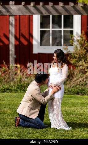 Zukunft baby empfangenden Kuss von Papa mit Mama aufpassen Stockfoto