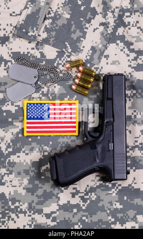 USA Flag Patch auf militärischen Uniform mit Waffe und Munition Stockfoto