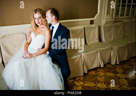 Schöne blonde Braut mit Bräutigam im grand palace Stockfoto