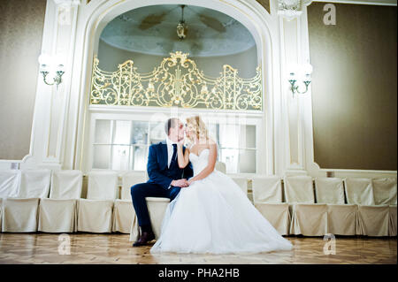 Schöne blonde Braut mit Bräutigam im grand palace Stockfoto