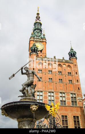 Brunnen der Neptun mit Rathaus mit Uhr im Hintergrund, alte Stadt, Danzig, Polen Stockfoto