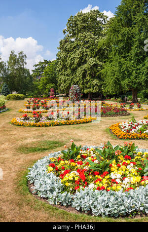 Leamington Spa Royal Leamington Spa Stadt bunt bepflanzten Parterres Jephson Gärten Leamington Spa Warwickshire, England Großbritannien gb Europa Stockfoto