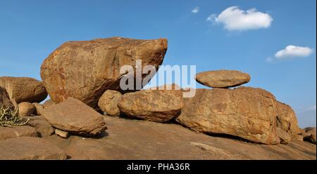 Granitblock in Hampi beliebt für Klettern Stockfoto