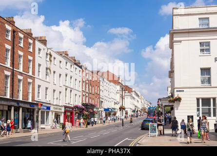 Leamington Spa Royal Leamington Spa Town Center mit vielen Geschäften und Einkaufsmöglichkeiten auf der Parade Leamington Spa Warwickshire, England Großbritannien gb Regency Periode Stockfoto