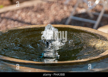 Klares Wasser aus der Spitze eines konkreten Brunnen gedrückt Stockfoto
