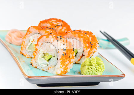 California Maki Sushi mit orange masago Stockfoto
